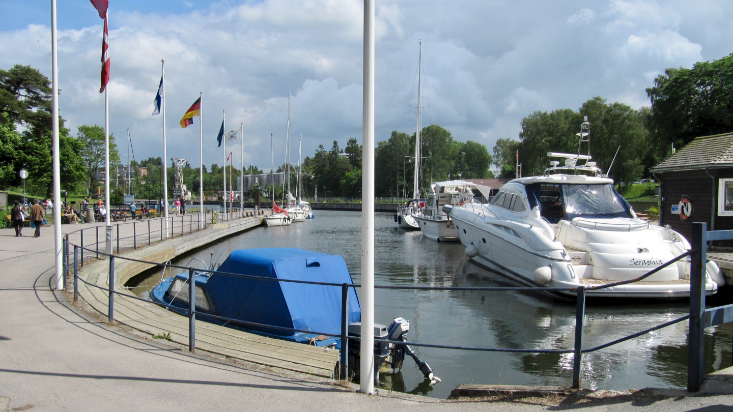 The guest harbour of Trollhättan is located in the old lock