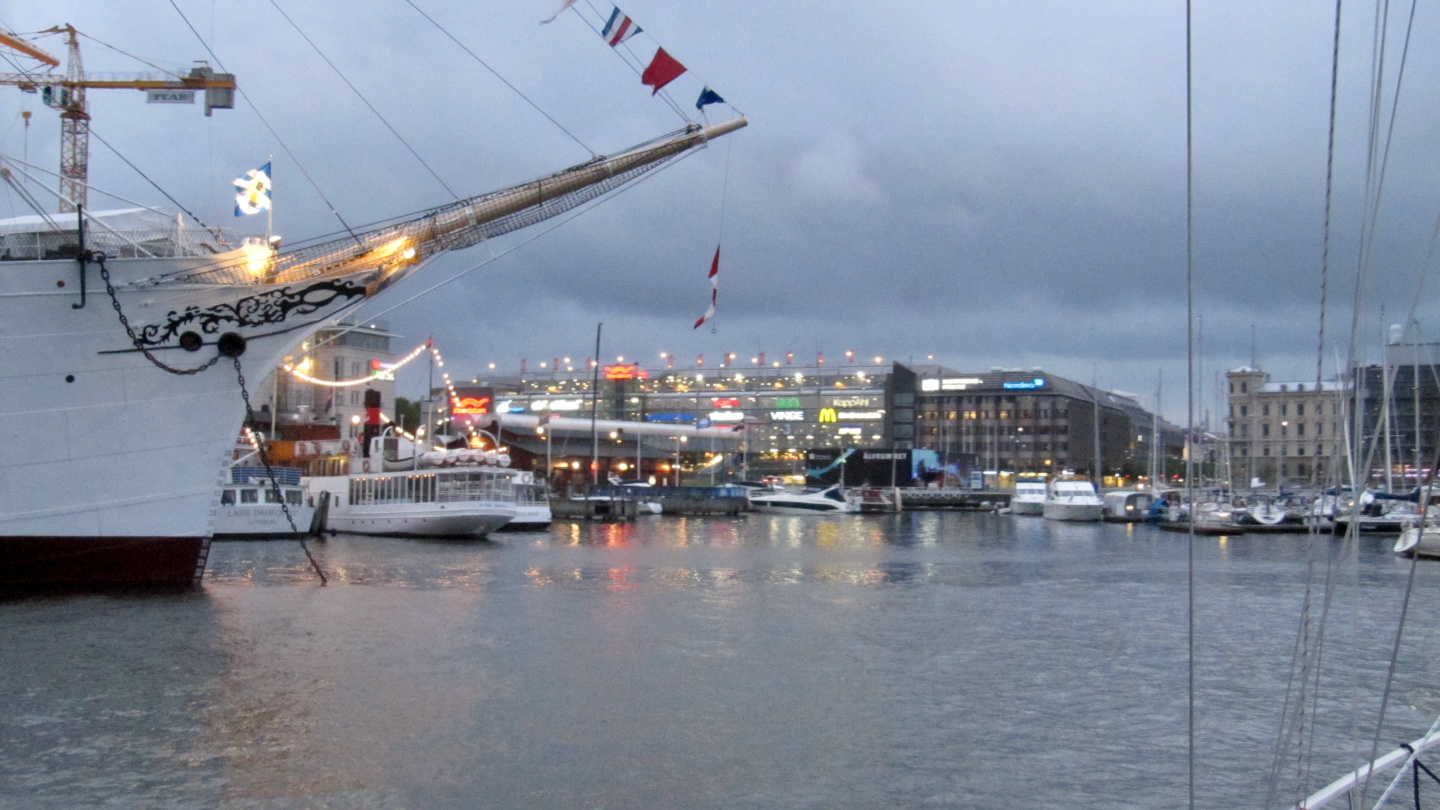 Suwena arrives at the Lilla Bommens marina in Gothenburg