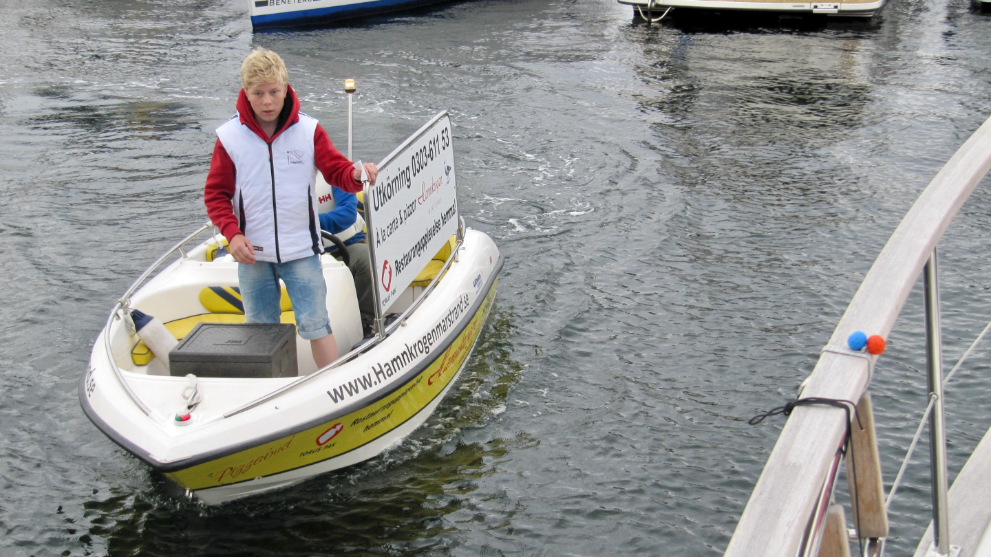 Pizza boat arriving to Suwena in Marstrand