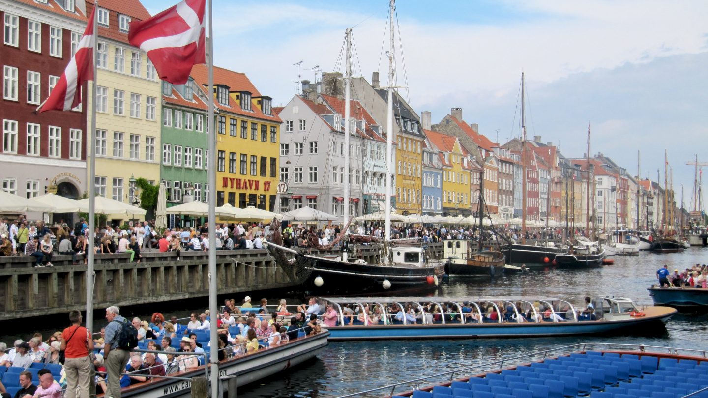 Turistiveneet lähdössä Nyhavnista Kööpenhaminassa