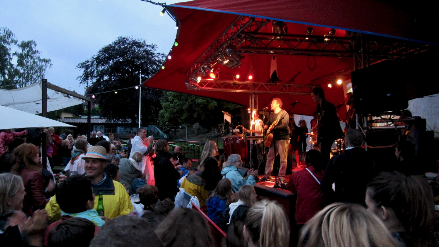 Rasmus Nøhr on stage in Allinge