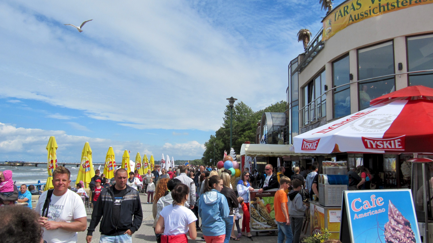 Kołobrzegin rantakatu ravintoloineen