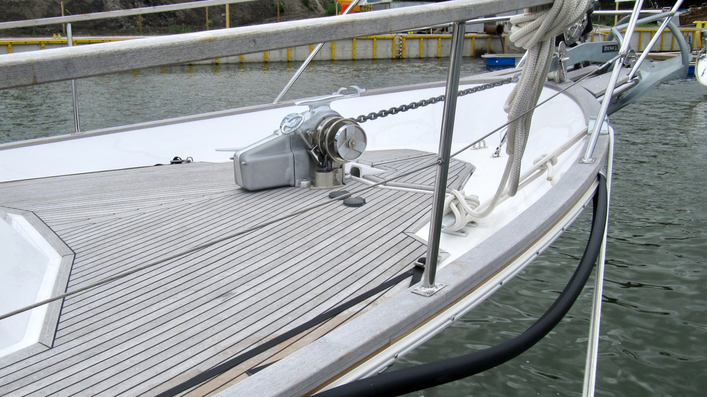 Rubber fender of Suwena after steep waves