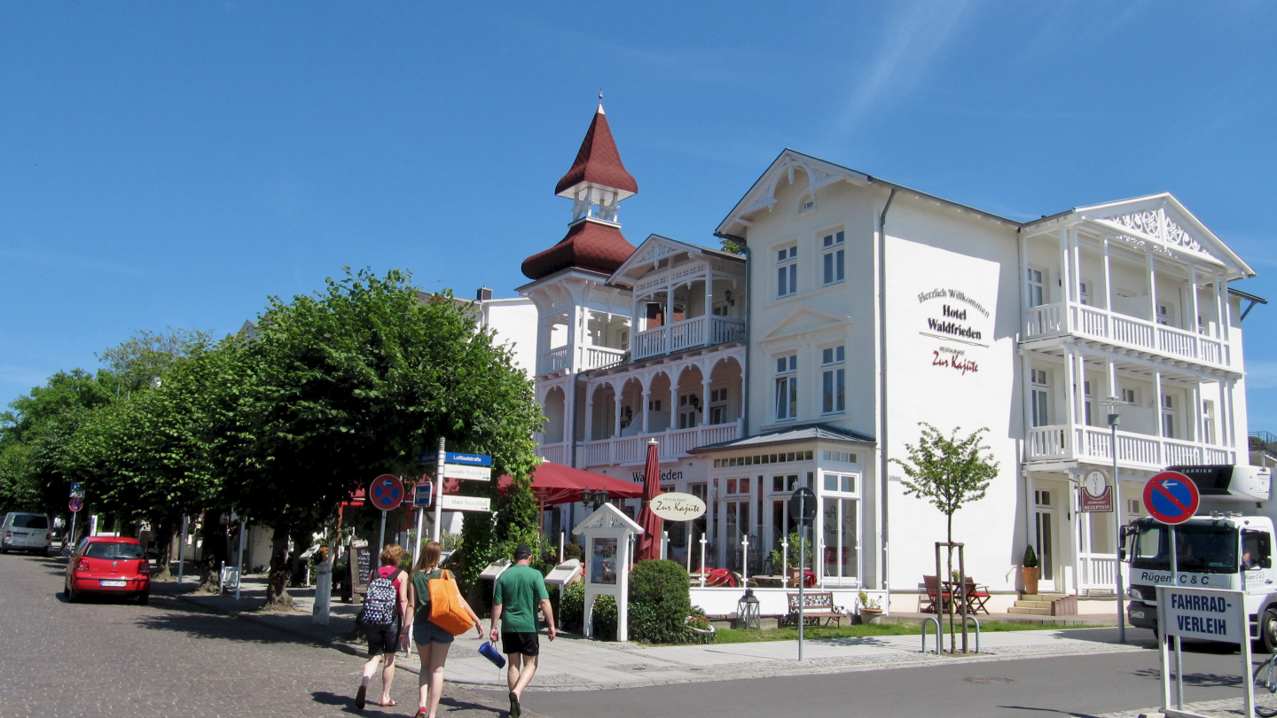 Luxorious villas on the main street of Sellin