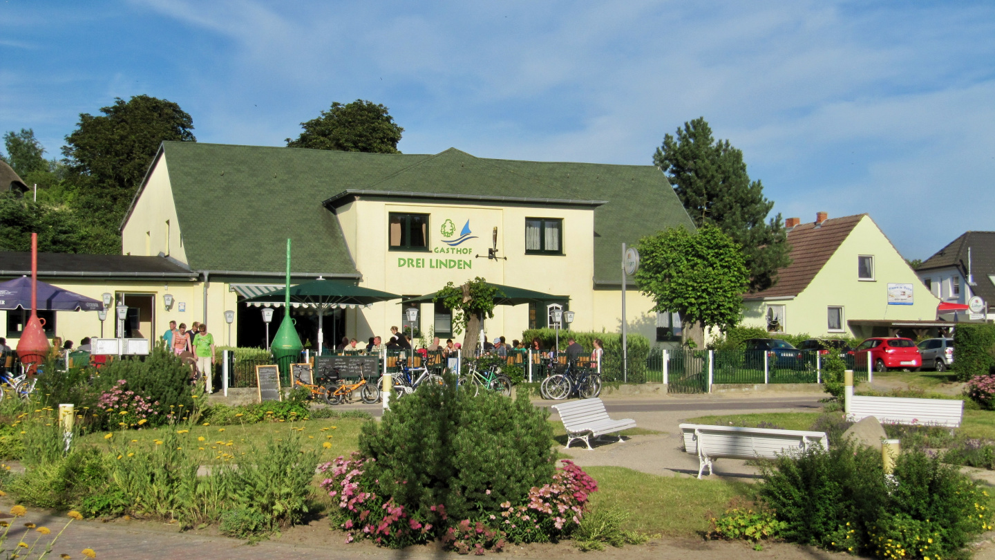 Restaurant Drei Linden on the waterfront of Seedorf