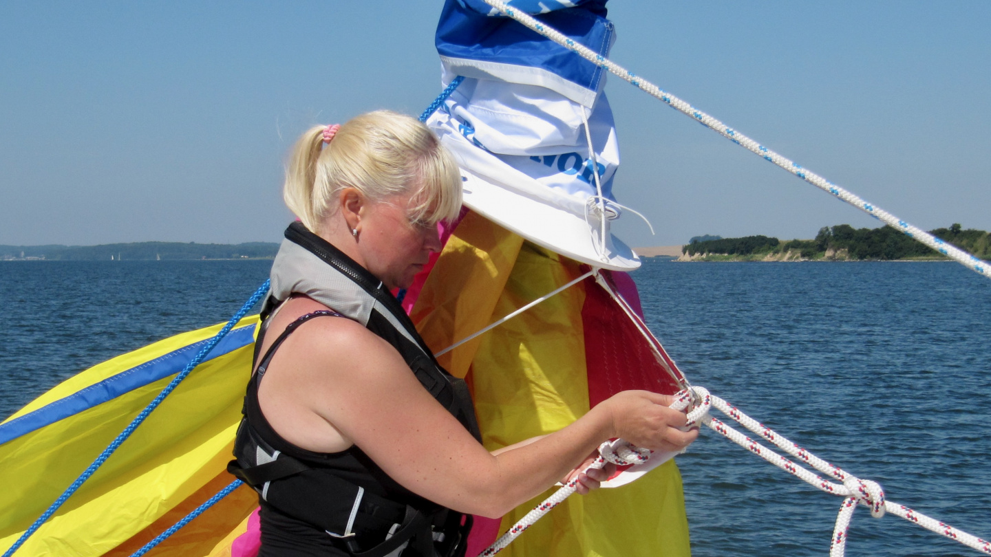 Eve is preparing gennaker sheets in the Bay of Greifswald