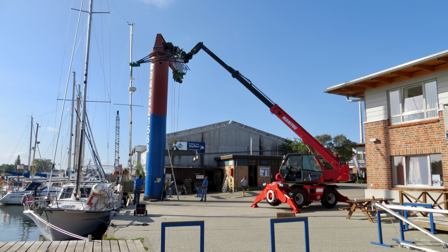 Derigging Suwena's mizzen at Ancker Yachting marina in Kappeln