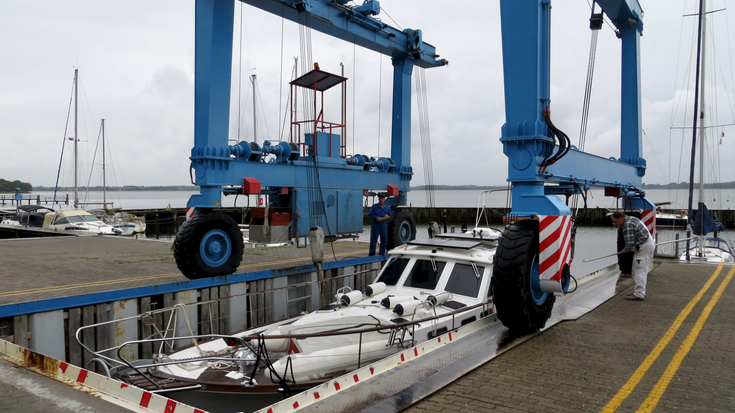 Lifting Suwena for winter storage in Schrader Marina