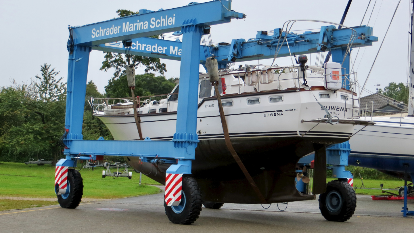 Moving Suwena to bottom washing station in Schrader Marina