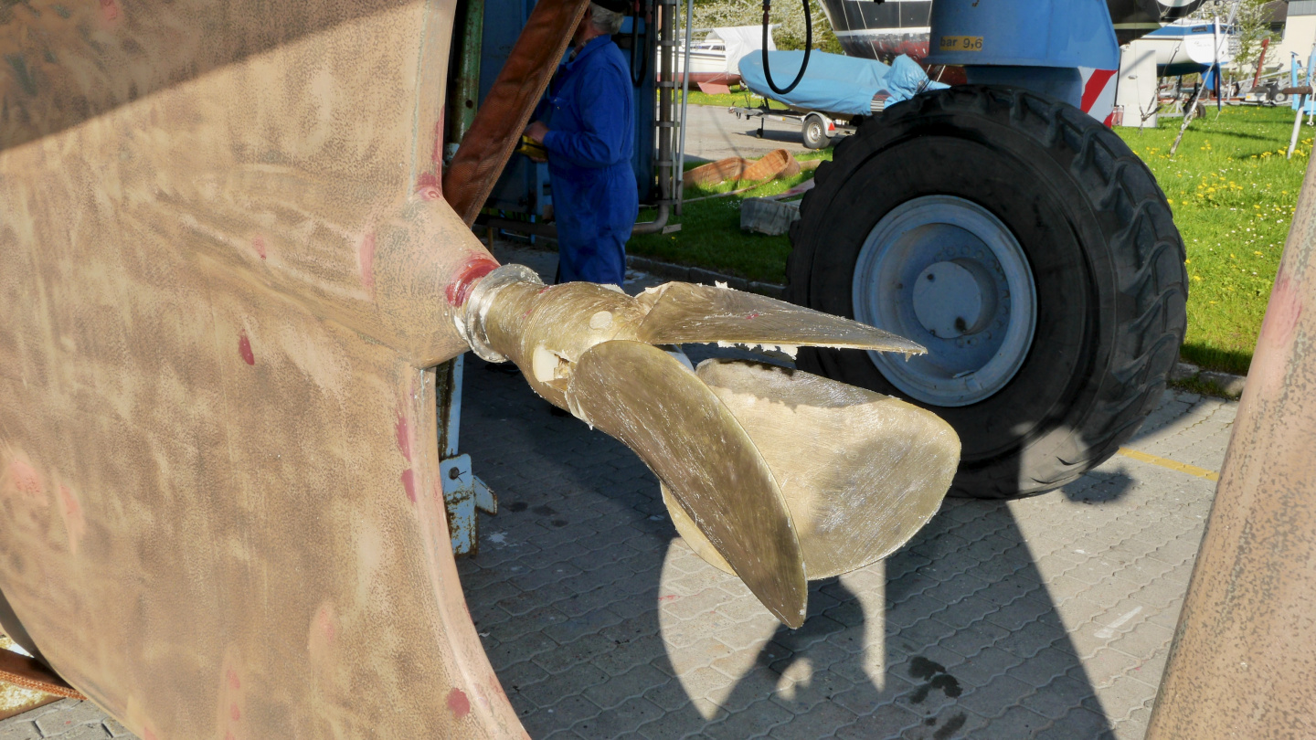 Suwena's propeller covered with lanolin in Schrader Marina