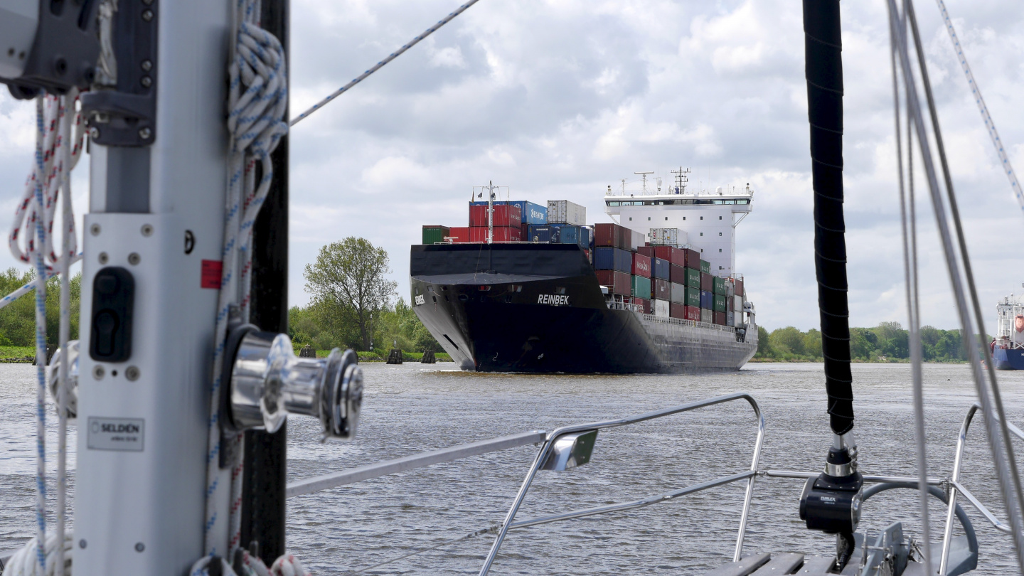 Suwena and the container ship in the Kiel canal