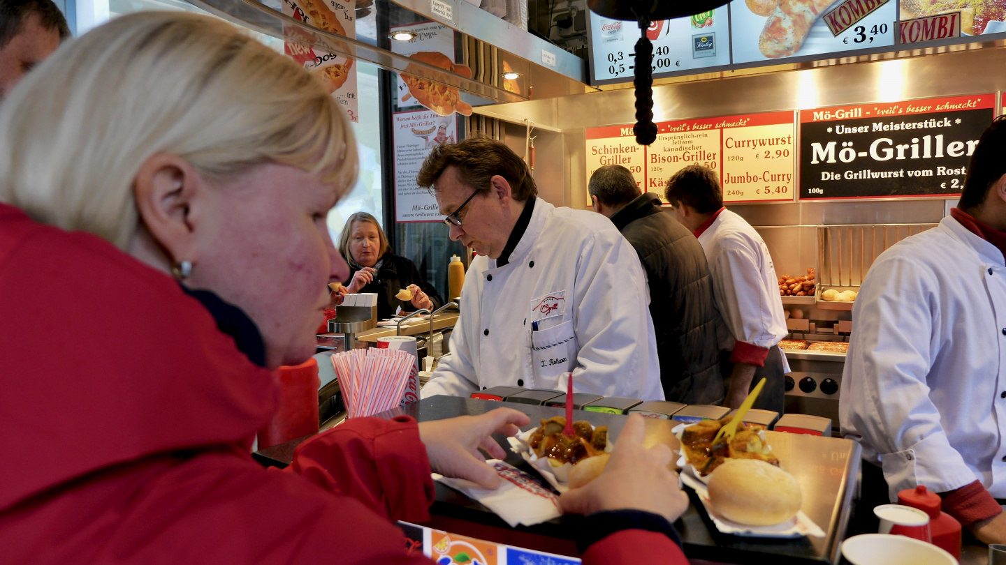 Eve having a currywurst at Mö-Grill in Hamburg