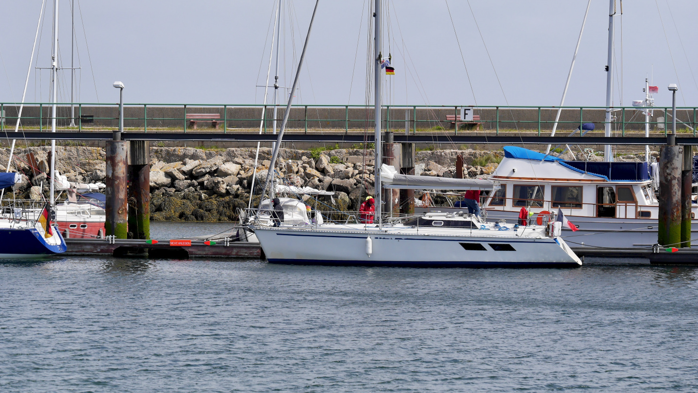 Rafting markings on the pontoons of Helgoland