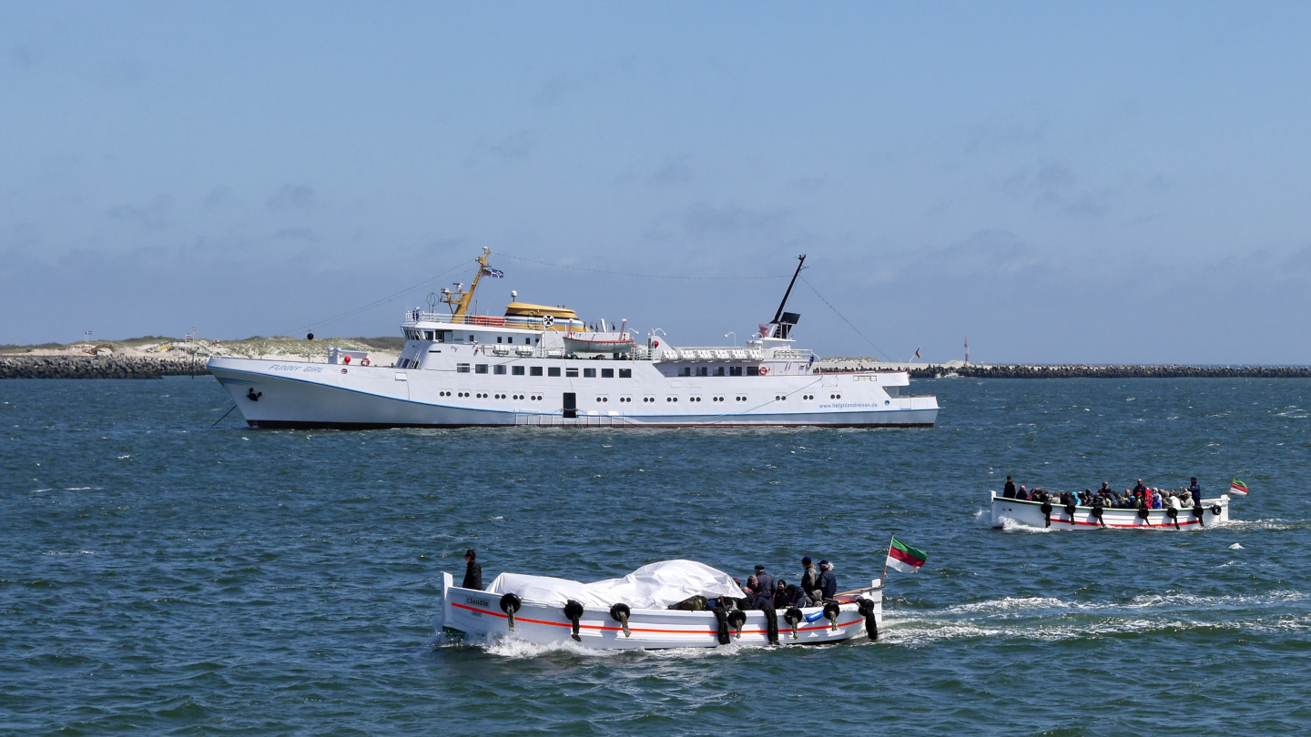 Ship passengers going from the ship to Helgoland