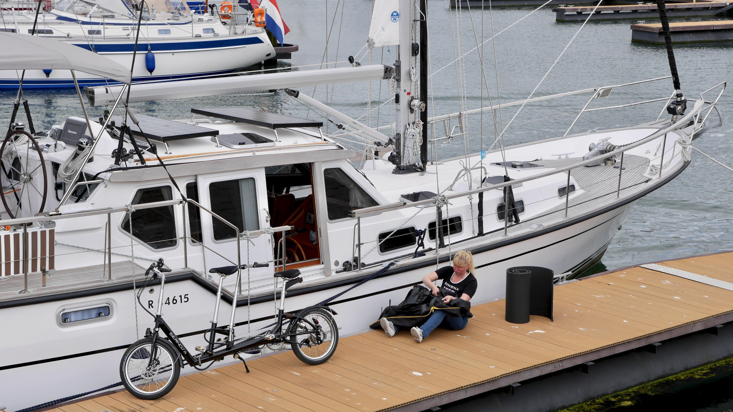 Eve tuning a tandem bag in Vlieland