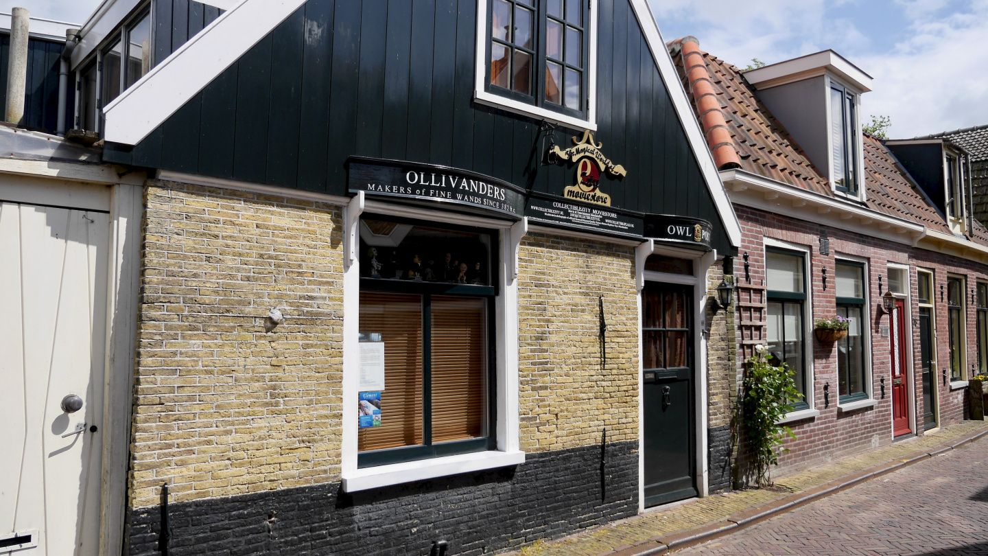 The shop of Ollivanders and the Owl Post in Edam