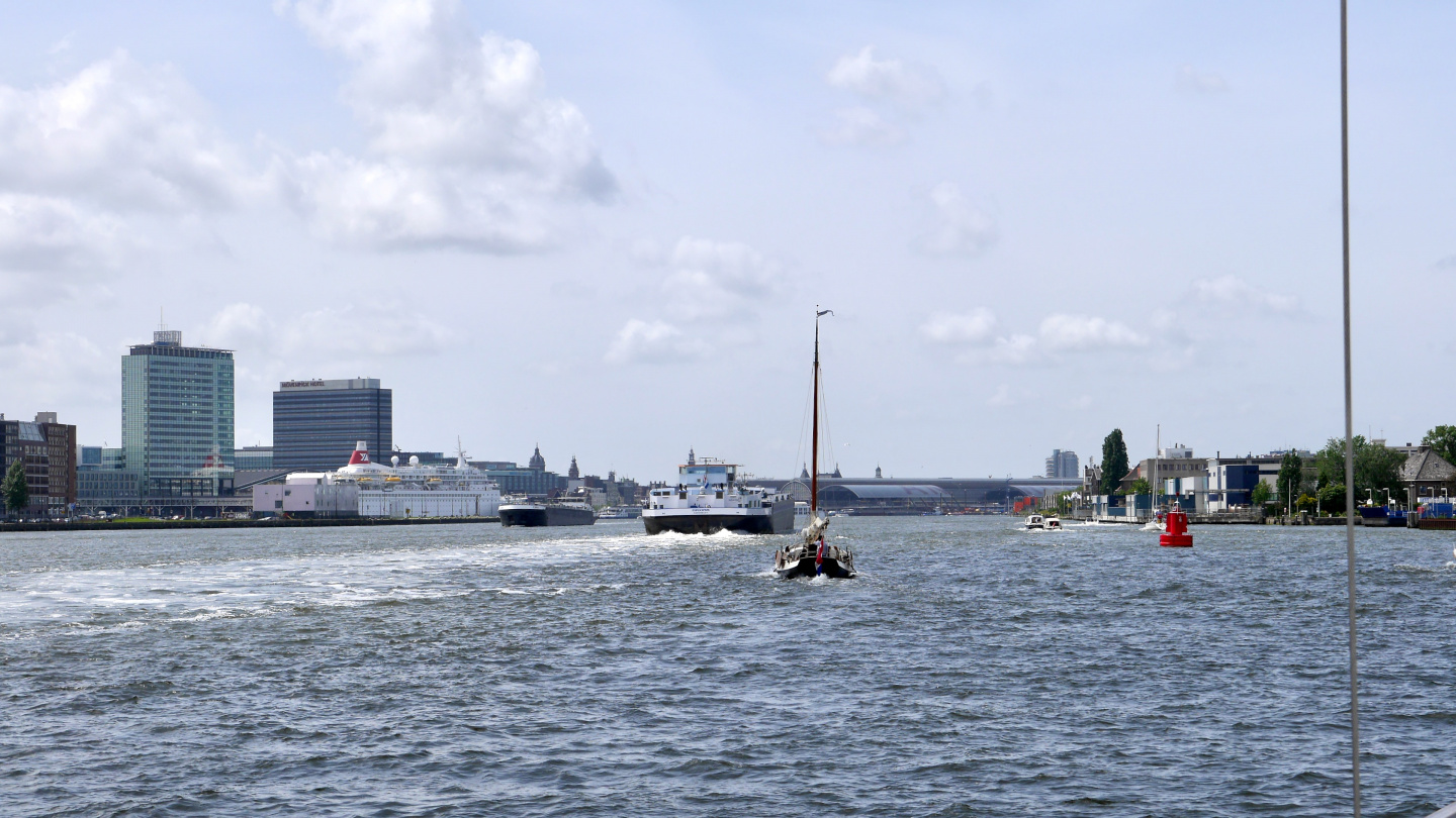 Suwena IJ järvellä saapumassa Amsterdamiin