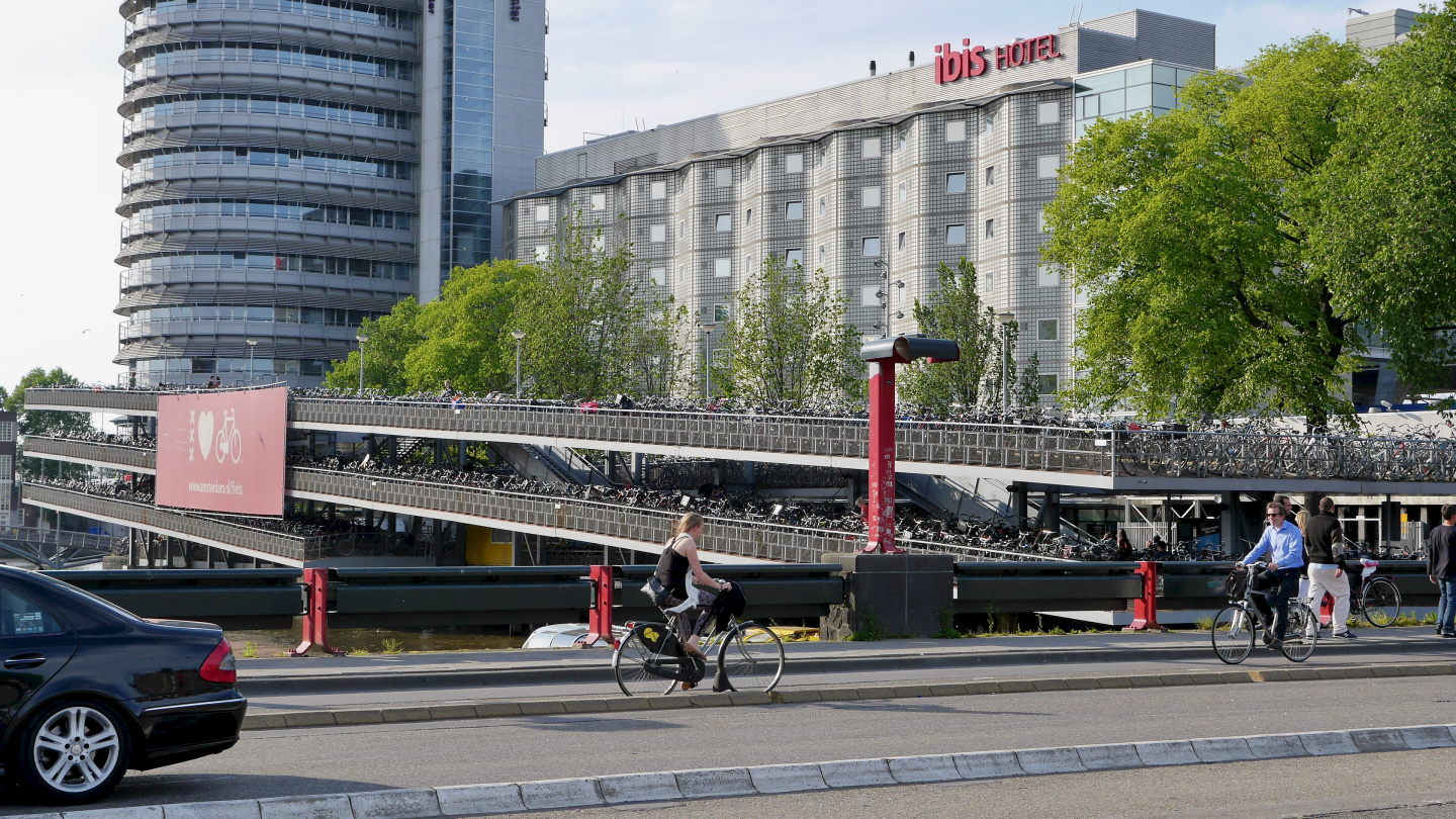 Amsterdamin rautatieaseman pyöräparkki