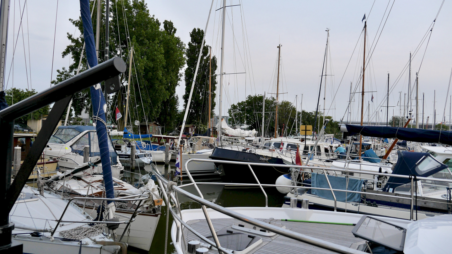 Sixhaven marina Amsterdamissa on täynnä veneitä