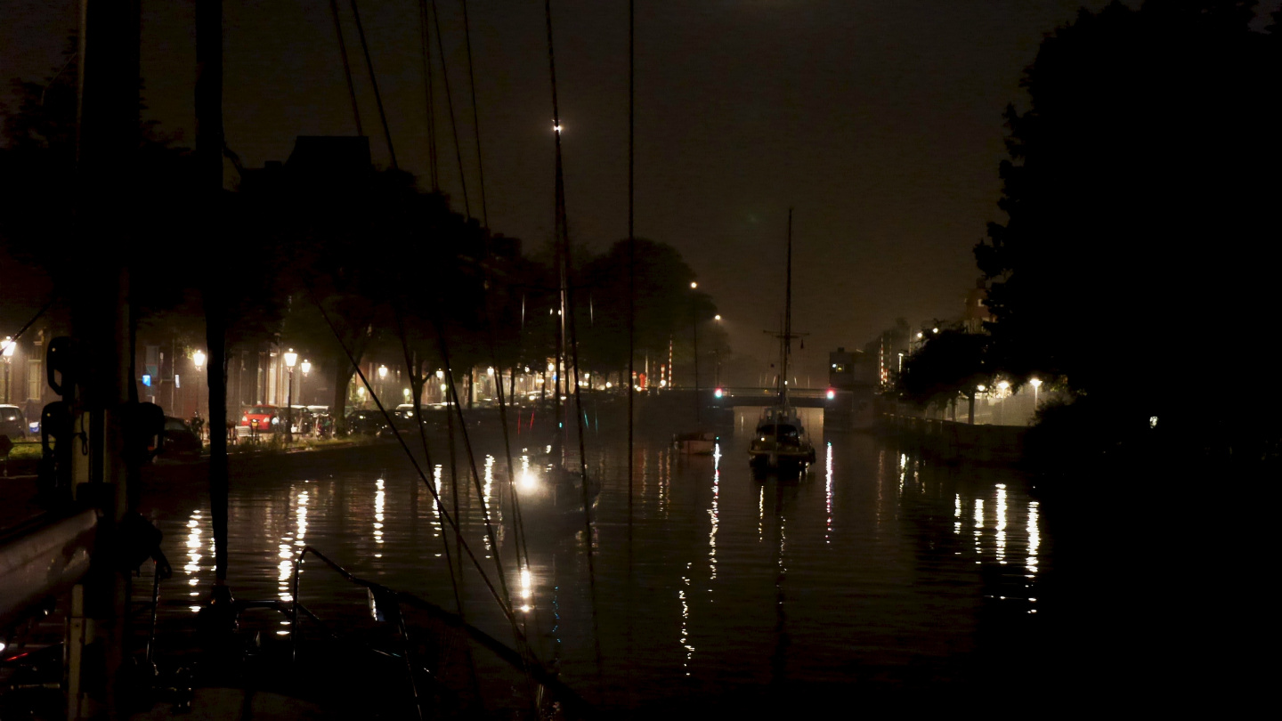 Suwena on the canals of Amsterdam during the night