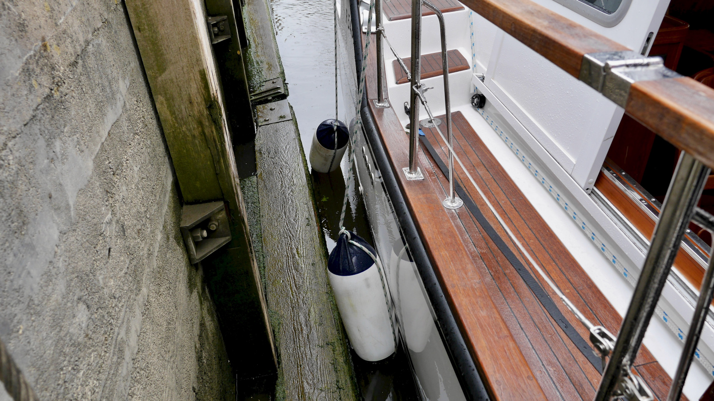 The fenders should be at water level in Dutch locks