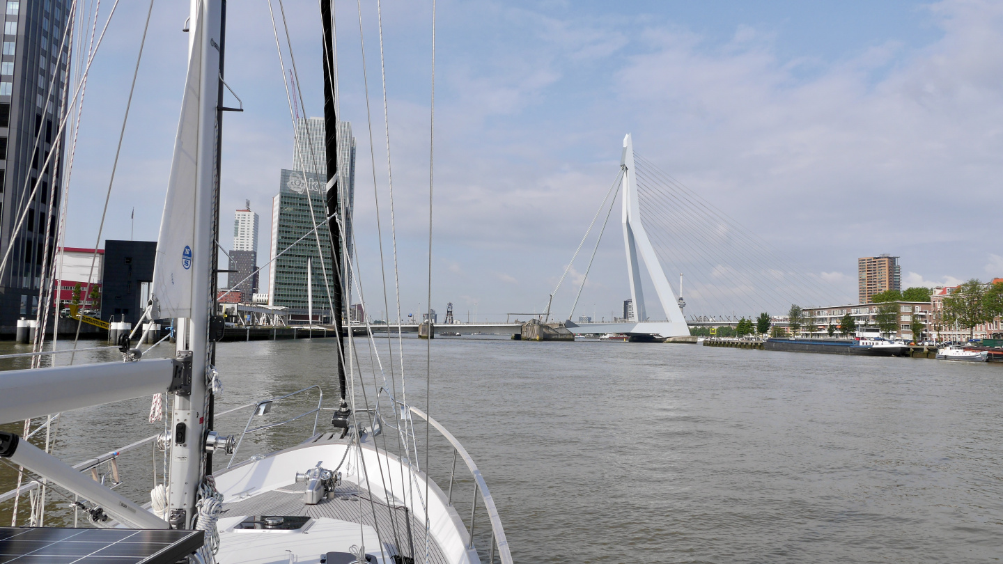 Suwena waiting for the Erasmus bridge opening in Rotterdam