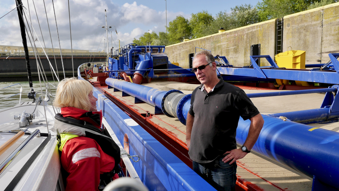 Eve and the skipper of Hydran chatting in the lock of Zeebrugge