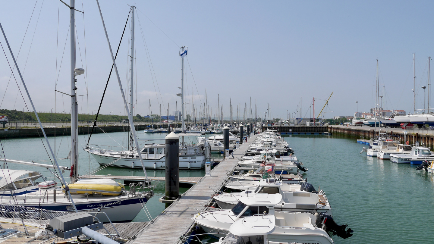 Suwena in the marina of Calais