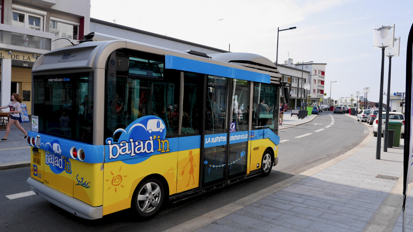 Funny little bus is going between the harbour and the centre of Calais for free