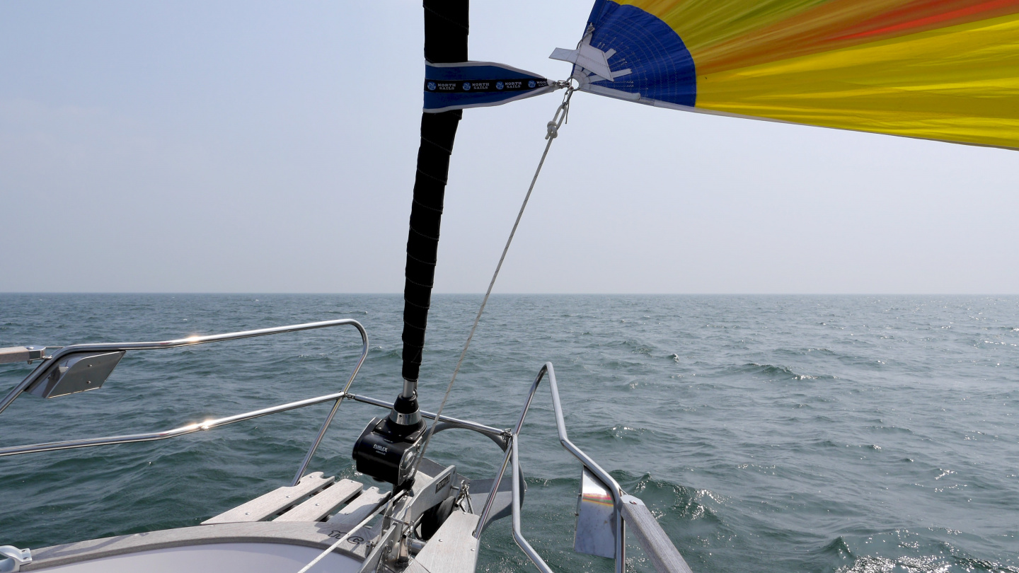 Adjustable tack line of the gennaker on the bowsprit