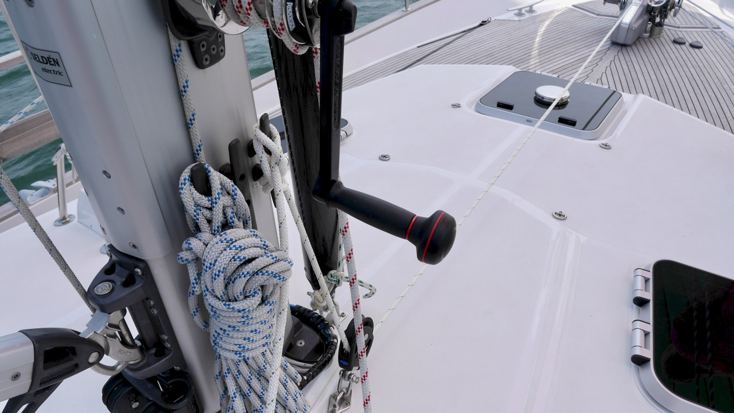 Adjustable tack line of the gennaker at the mast