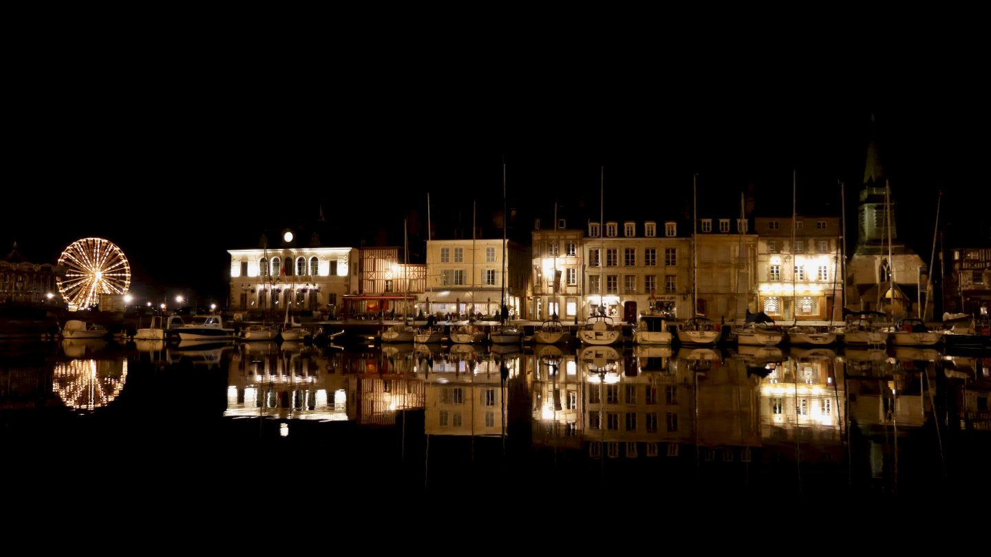 Tunnelmallinen Honfleur yöllä