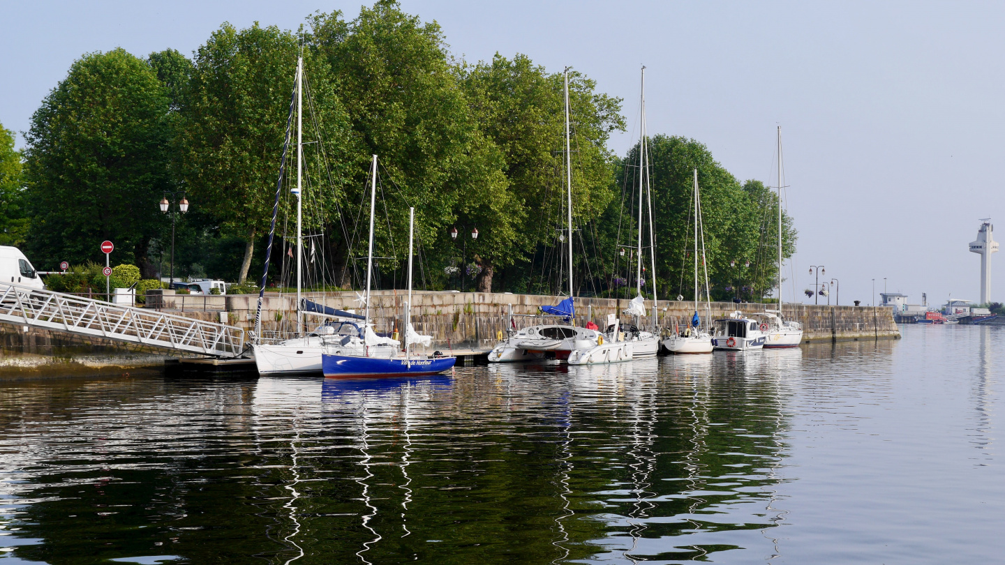 The guest pontoon next to the park in Honfleur