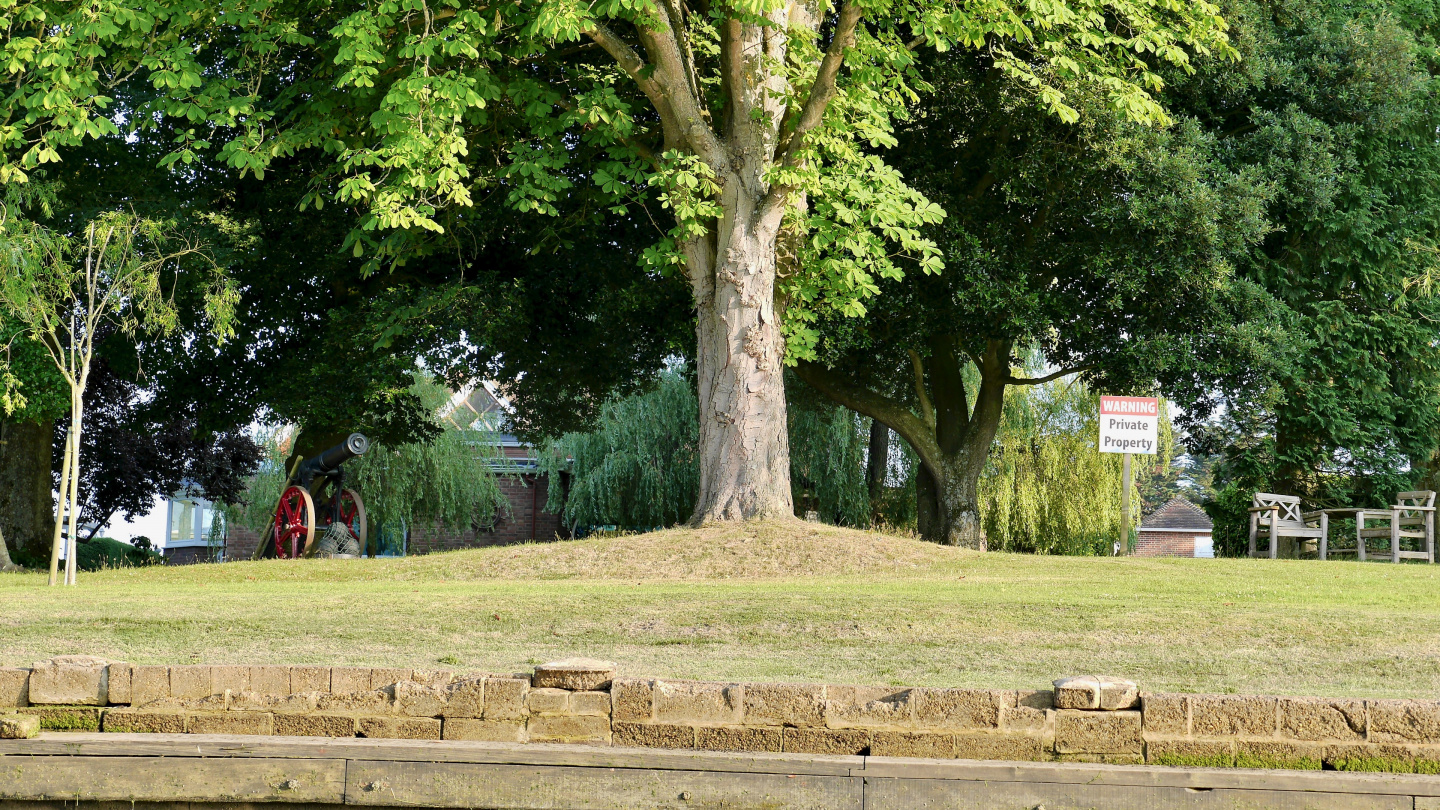 Safe courtyard at the Beaulieu river