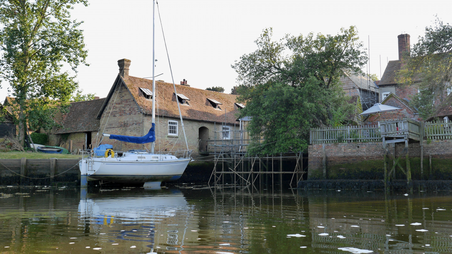 Sailboat on the Beaulieu river during the low water