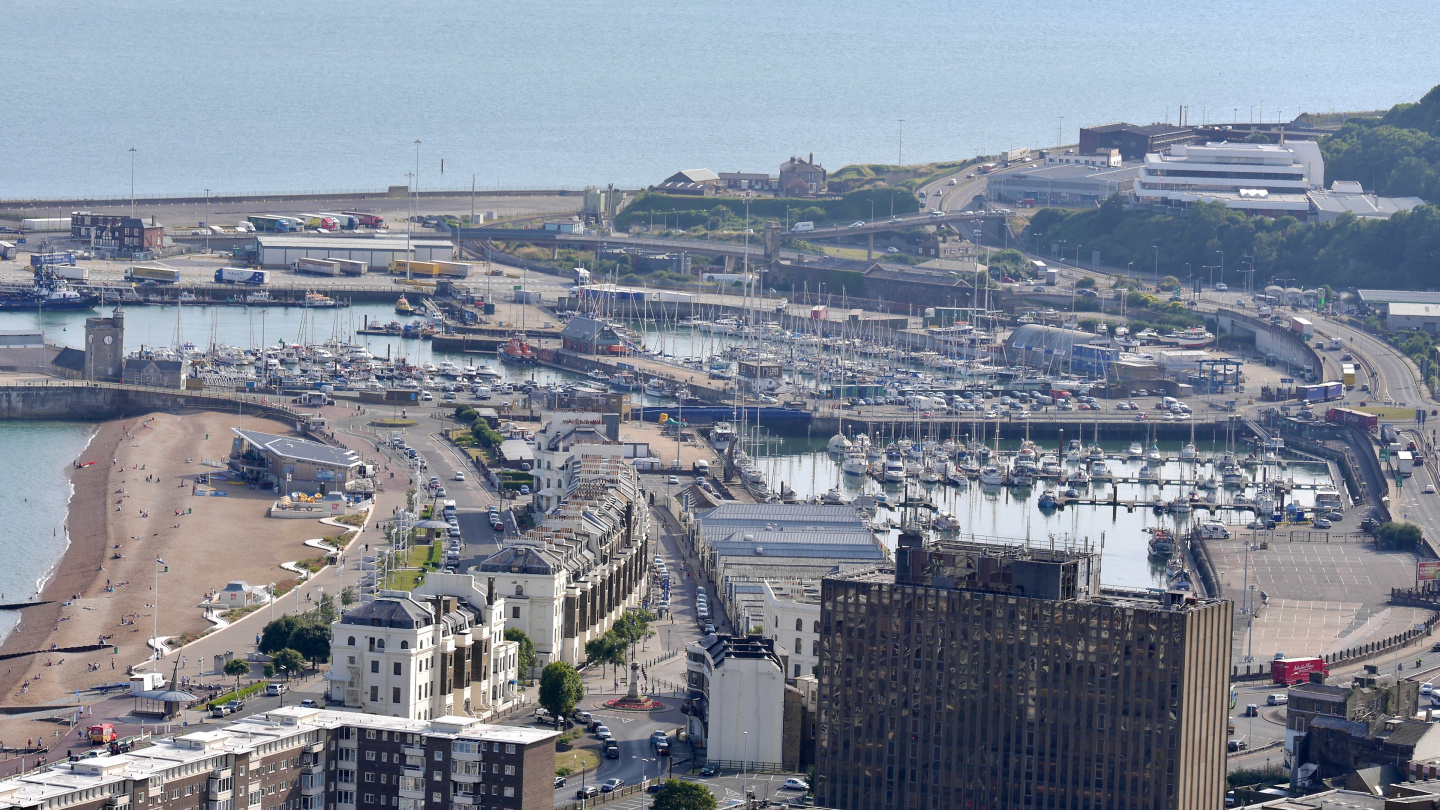 The beach and the marina of Dover