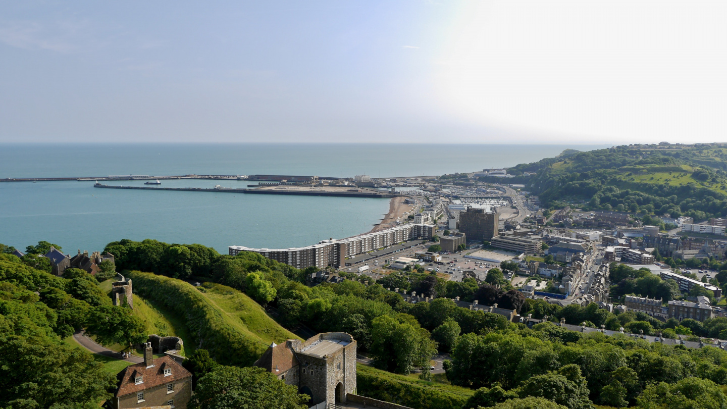 The beach and the marina of Dover