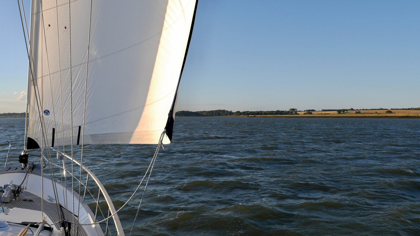 Suwena sailing up the river Orwell