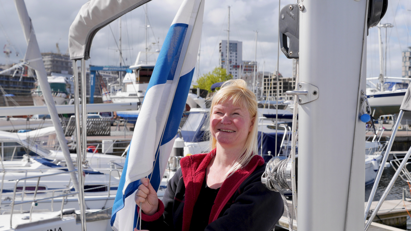 The Finnish ensign on the way to Suwena's mizzen in Ipswich