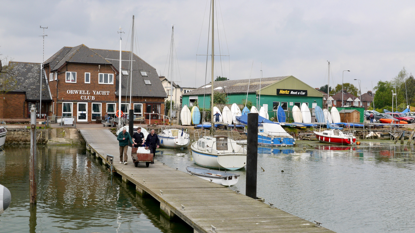 Refuelling Suwena at the Orwell Yacht Club