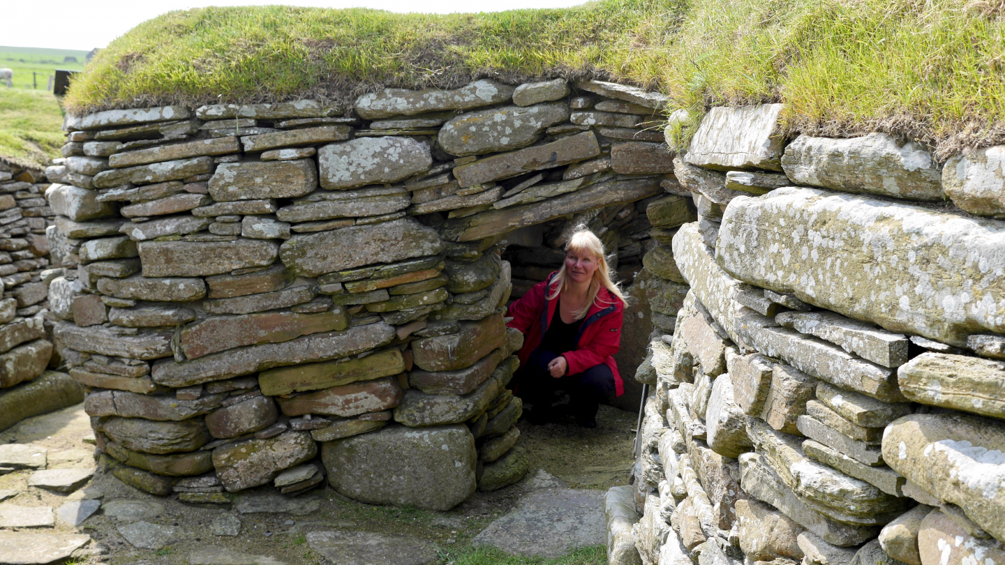 Eve tutkimassa aitoa Skara Brae kivitaloa