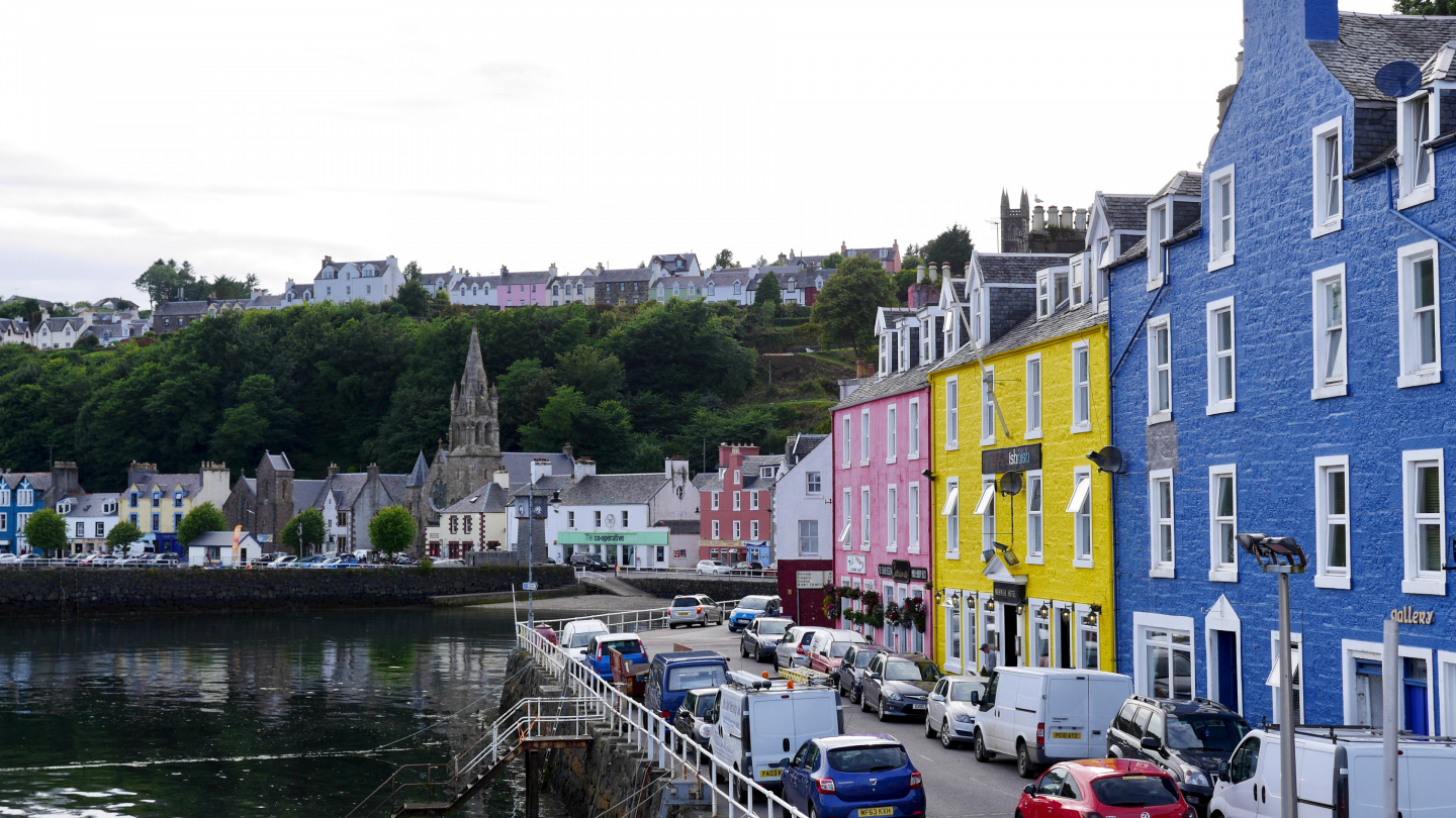 Tobermoryn värikäs rantakatu Isle of Mull saarella