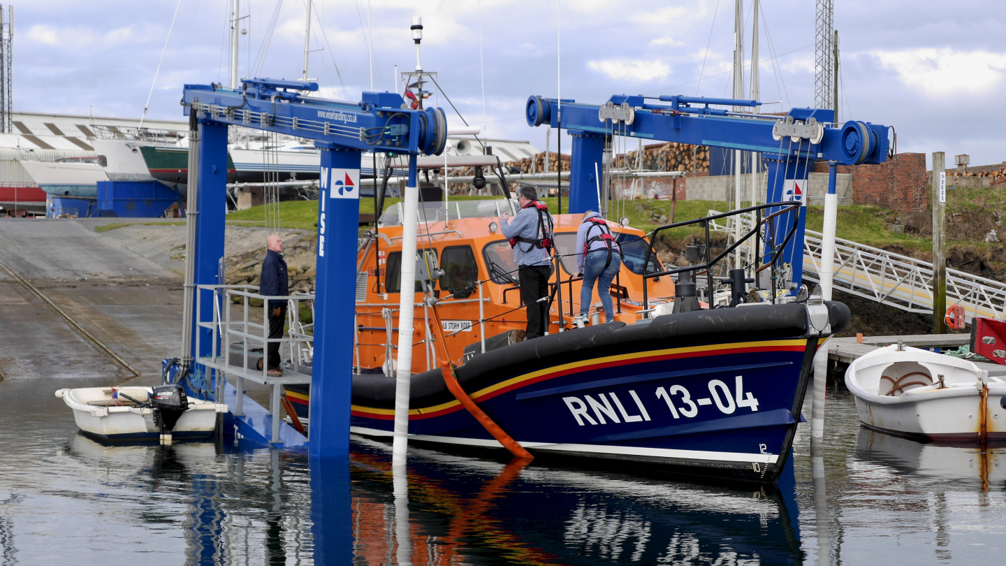 Lifting RNLI boat in Troon