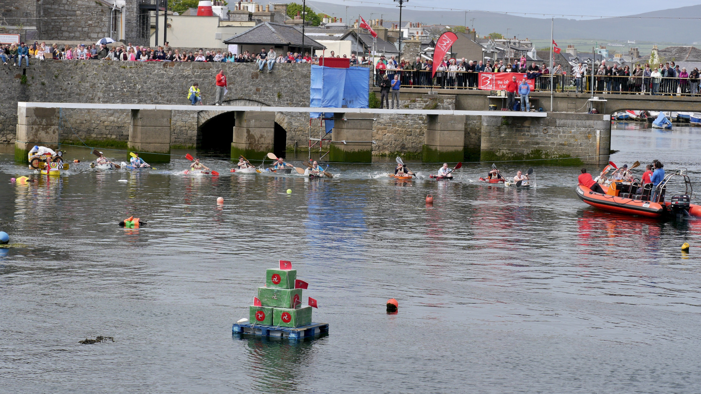 Start of the World Tin Bath Championchips on the Isle of Man