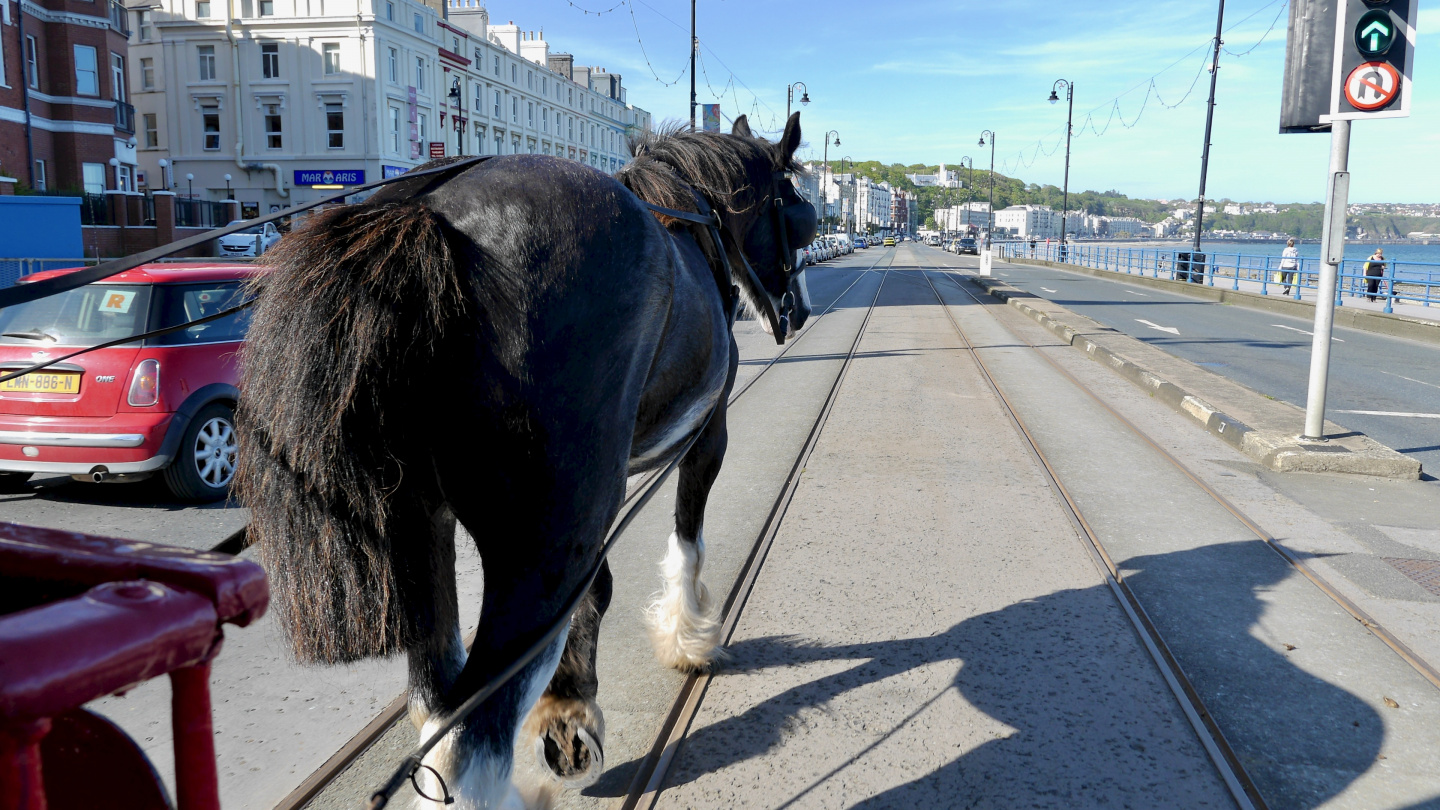 Amby lähdössä liikennevaloista Douglasissa