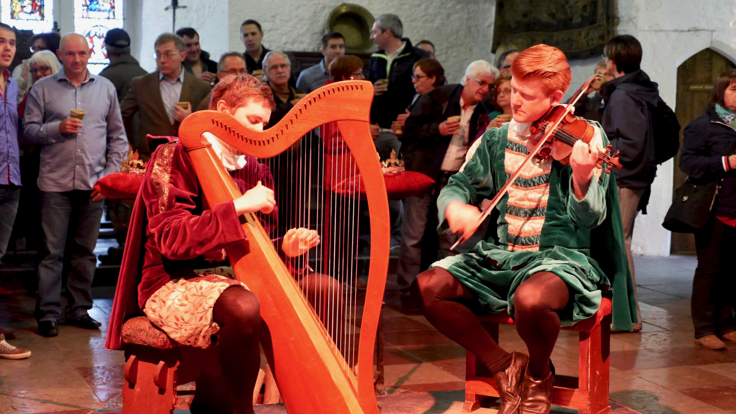 Musicians in the Great Hall of the Bunratty Castle