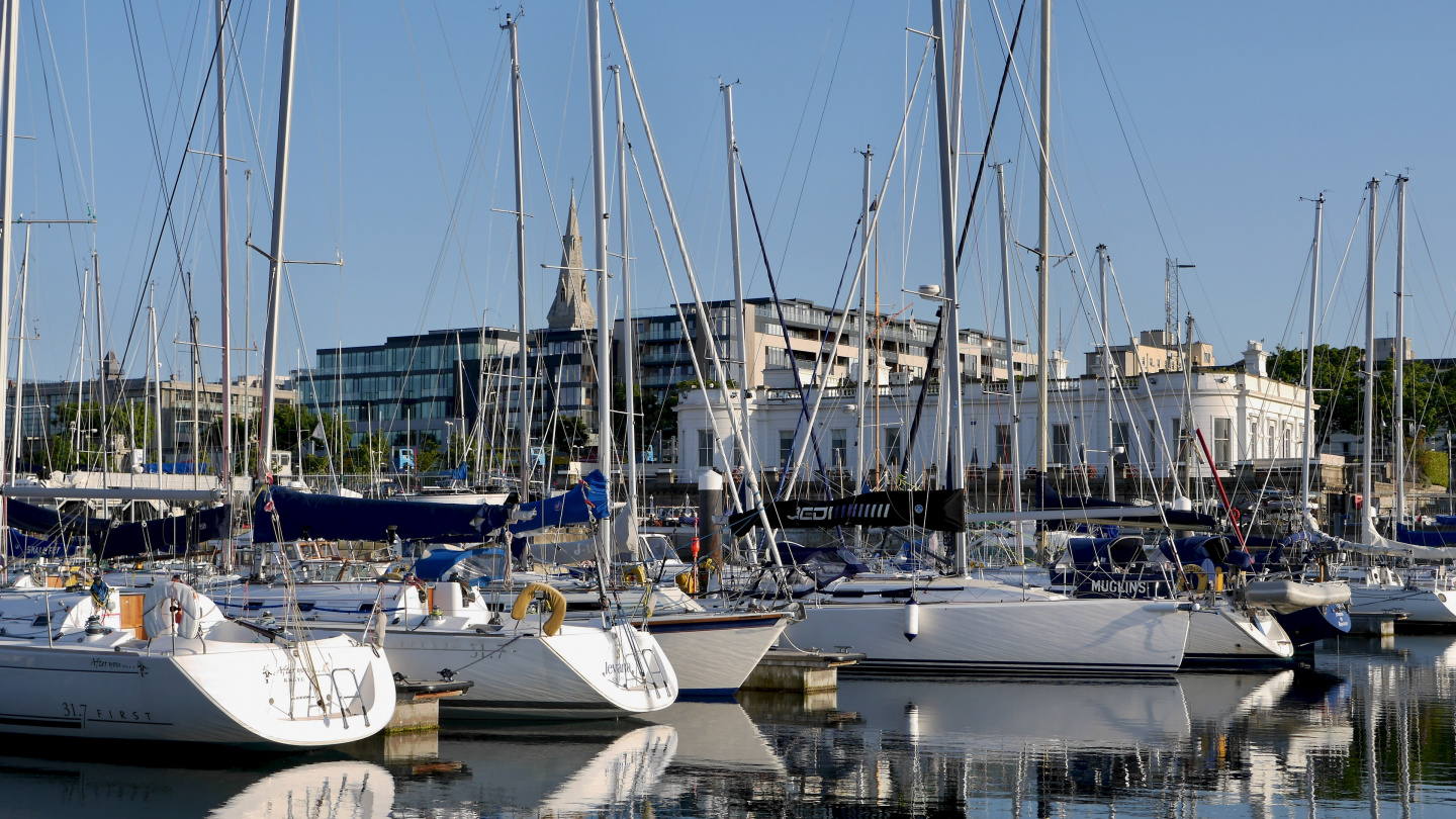 Royal Irish Yacht Club, klubitalo Dun Laoghairessa