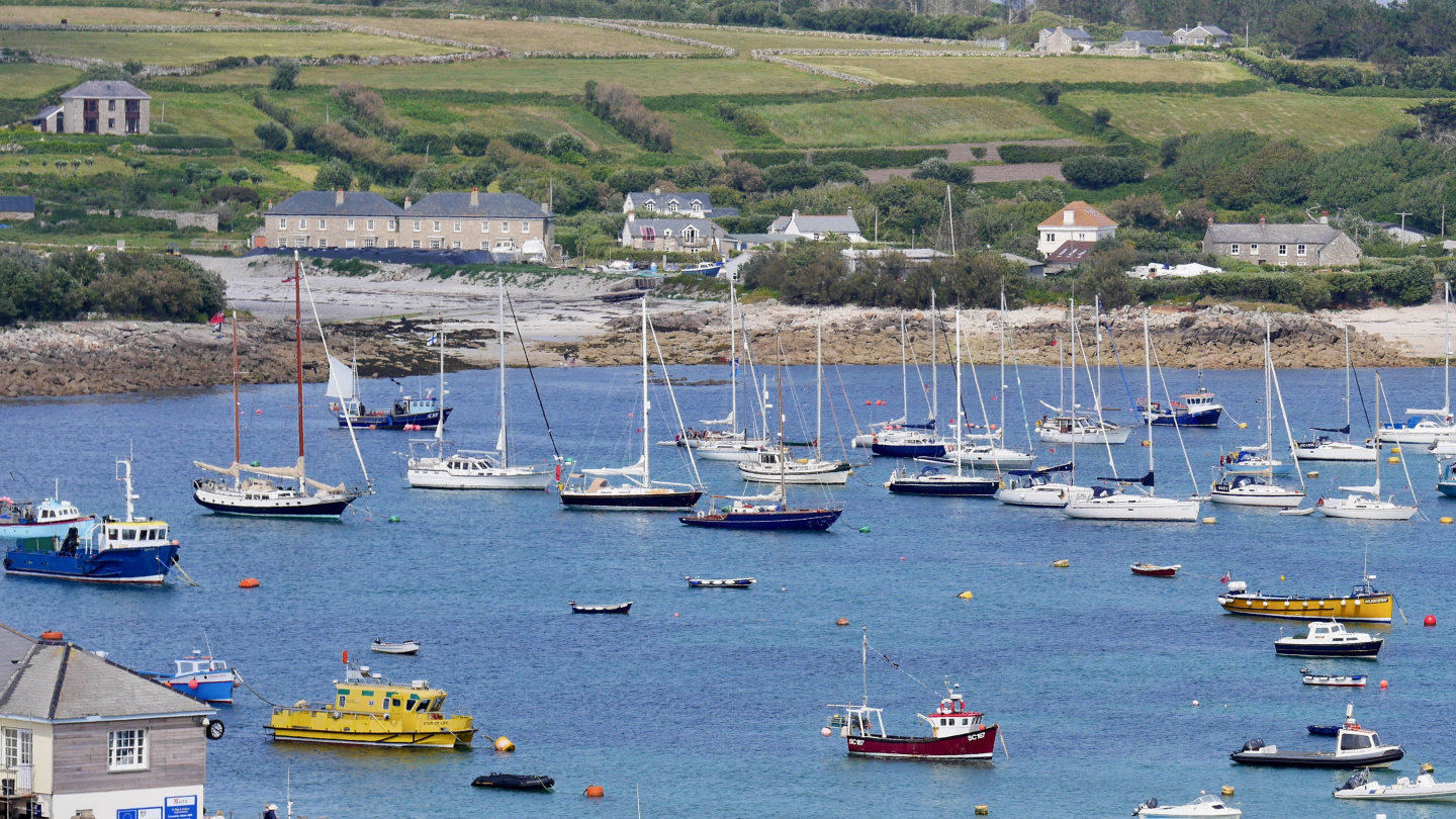 Suwena ankkurissa St Mary's lahdella Scillynsaarilla