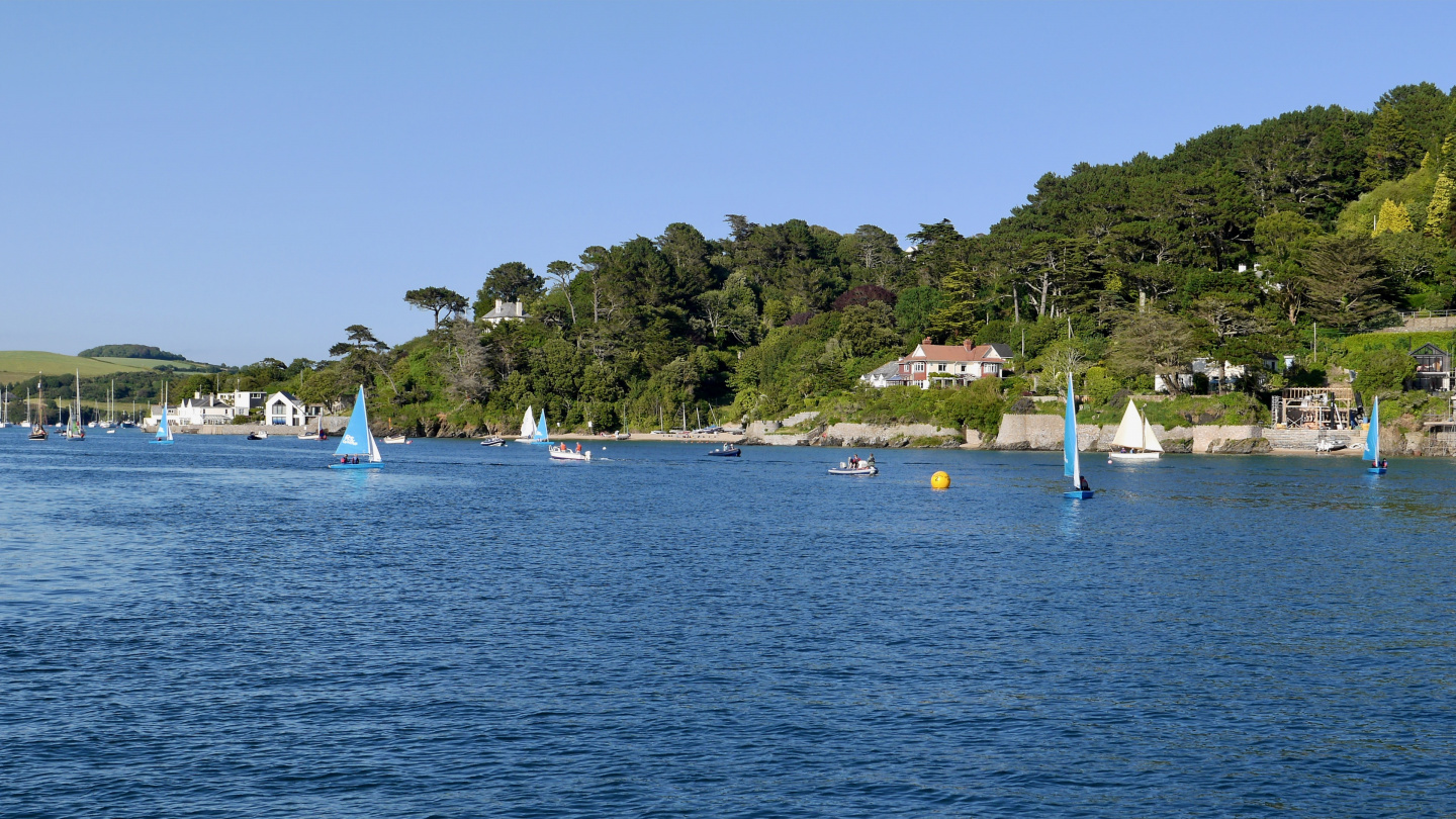 Dinghy sailors on the racecourse of Salcombe