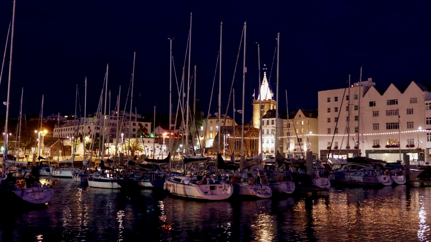 Iltanäkymä St Peter Portin satamassa Guernseyllä